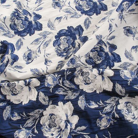 Žakárová látka květinový vzor modrobílá
