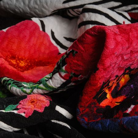 Pletenina plastický vzor tisk květy pruhy černá