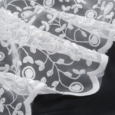 Krajka plastická výšivka drobná na tylu bílé barvy