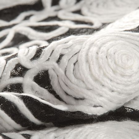 Krajka tylová doplněna aplikací bílých spirál