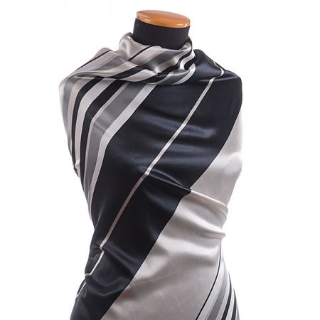 Satén tisk šikmé pruhy černošedý