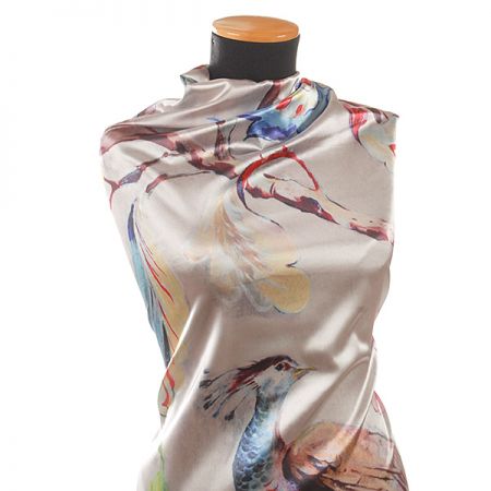 Satén pružný vzor páv