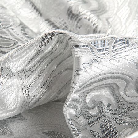 Efektní brokát hlavicový vzor bílostříbrné barvy