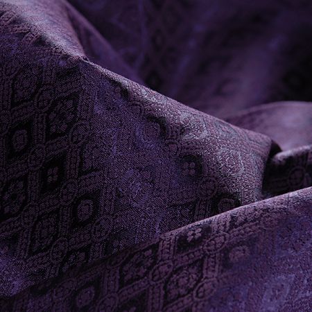 Brokát geometrický vzor tm. fialový