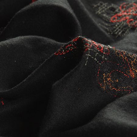 Vlněná látka s aplikací výšivky květů červená/černá