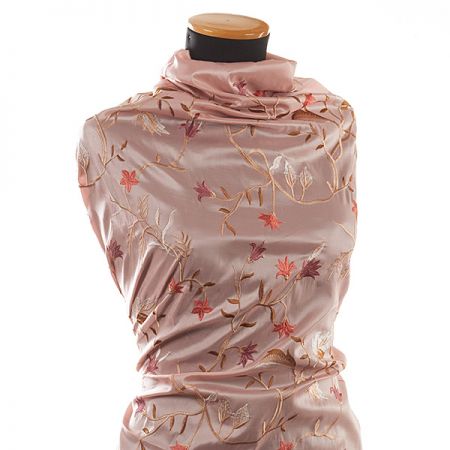Vyšívaný taft s květy pastel růžová