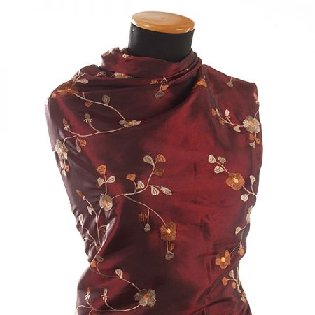 Vyšívaný taft drobné pnoucí se květy vínový