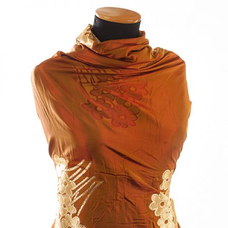 Taft hladký květinový zlatý vzor šanžán červeno/zlatý