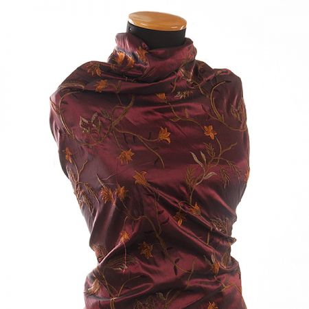 Vyšívaný taft  pnoucí se květy tm. vínový