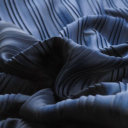 Plise šatová látka pletenina tm.modrá