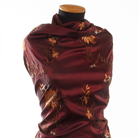 Vyšívaná taftová metráž s květy šanžán vínová/černá