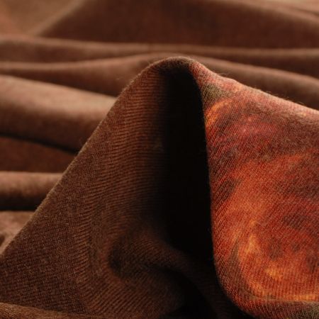 Úplet jemná pletenina vzor růže v hnědé