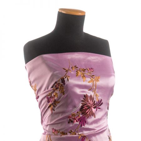 Vyšívaná taftová metráž s květy šanžán vínová