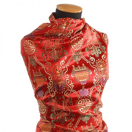 Látka brokát červeným se zlatým orientálním motivem 