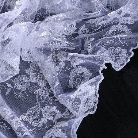 Krajka výšivka na tylu aplikace korálky/flitry bílá