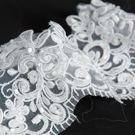 Krajka lem vzdušná na tylu bílá rokajl/perličky