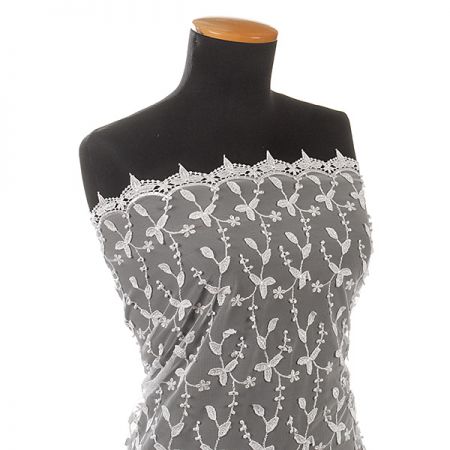 Krajka plastická výšivka na tylu bílá