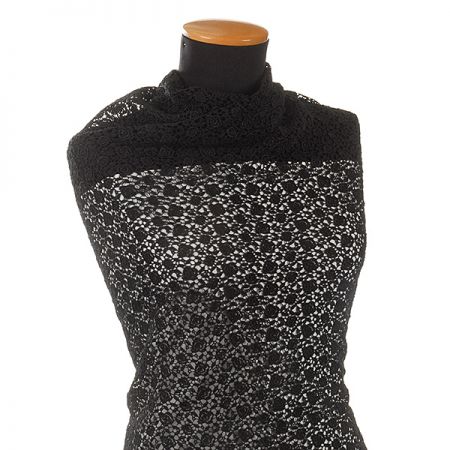 Efektní hrubá kajka jemný květinový motiv černá