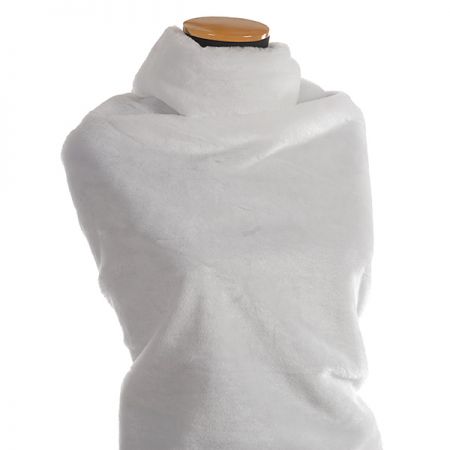 Imitace kožešiny nízký matný vlas bílá