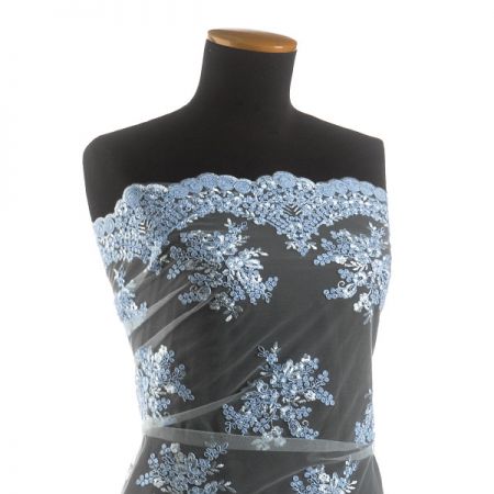 Krajka na hladkém tylu světle modrá II.jakost