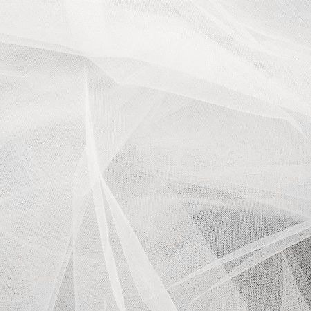 Tyl jemný drobná očka bílý 300cm