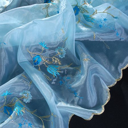 Efektní vyšívaná organza  motiv květy světlý tyrkys
