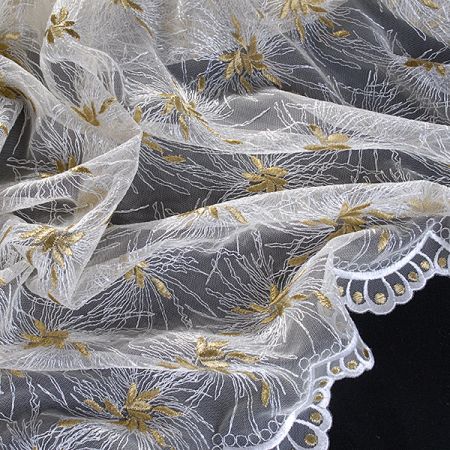 Efektní krajka s nevšedními květy  bílá/zlatá