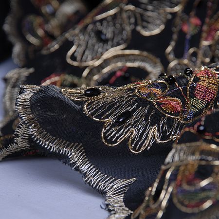 Efektní vyšívaný šifón v černé barvě