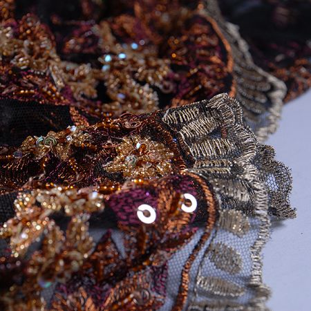 Efektní krajka vyšívaný tyl II. jakost