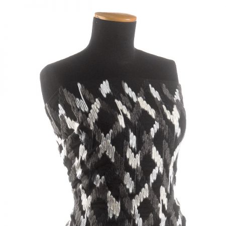 Flauš směs s vetkanou aplikací geometrický vzor