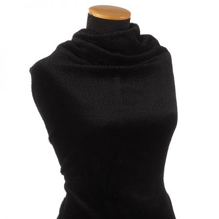 Imitace kožešiny krátký vlas hrubší struktura černý