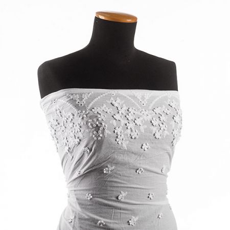 Krajka madeira bordura plastické květy bílá