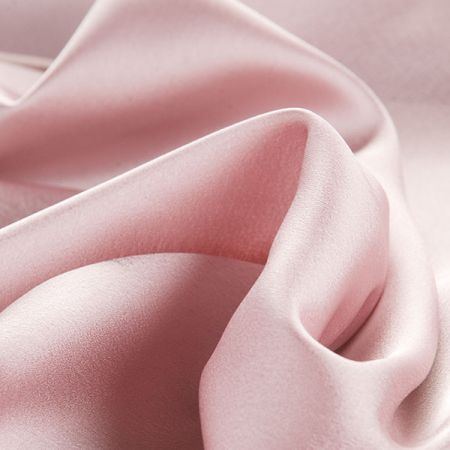 Krep satén pružný perlový starorůžový