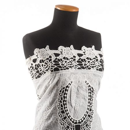 Bavlněné plátno s bordurovou výšivkou rišelie a krajkou bílá