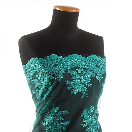 Krajka na hladkém tylu květy smaragdově zelená