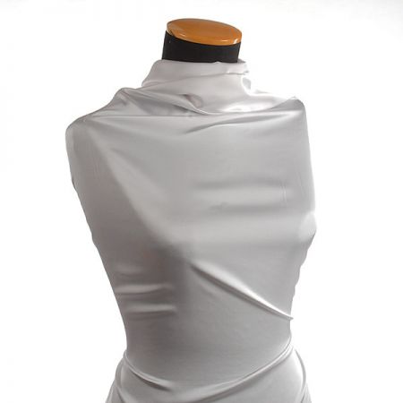 Pružný satén hladký světle šedostříbrný