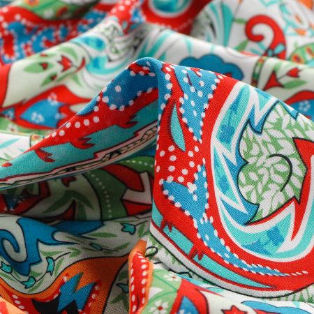 Viskozová šatová látka tisk paisley vzor zelenočervený