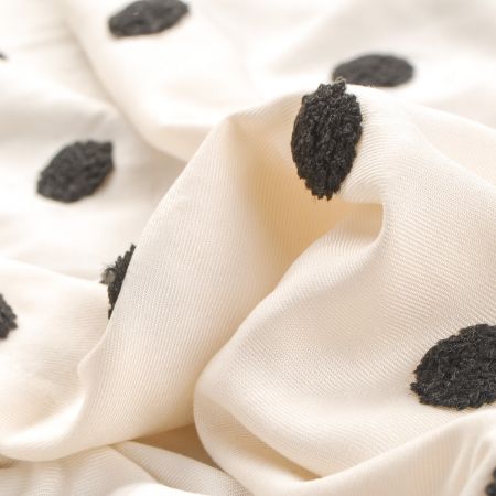 Viskozová letní látka s výšivkou puntíků bílá černá