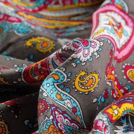 Etamín bavlna kašmírový paisley vzor šedý