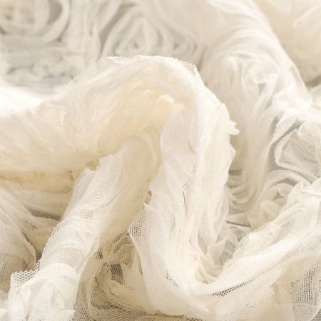 Tylová síť se stužkovou výšivkou smetanová