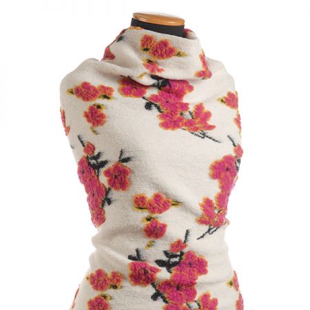 Art textil vařená vlna vzor květů višně slonová kost