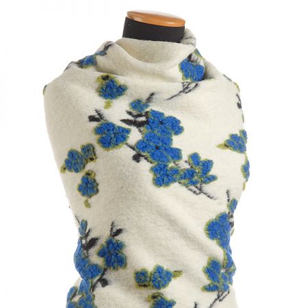 Art textil vařená vlna vzor květů višně smetanová