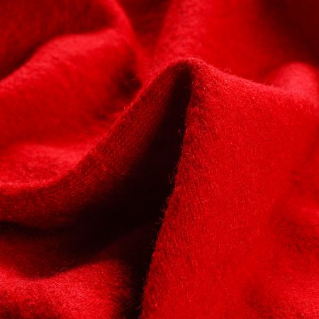 Vařená vlna tmavší červené barvy