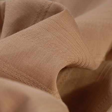 Jemná látka s žakárovým vzorem oříšková