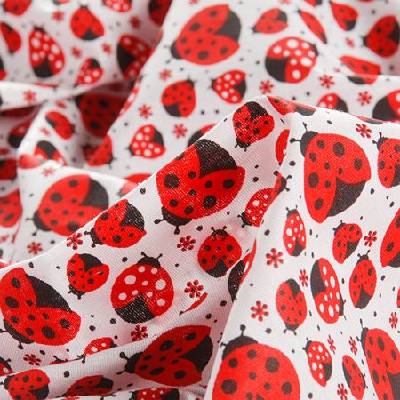 Bavlněné plátno vzor berušek na bílém podkladě