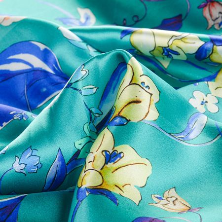 Hedvábný atlas pružný květy tyrkysový