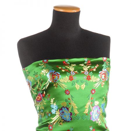 Brokát s folklórním motivem květů zelený