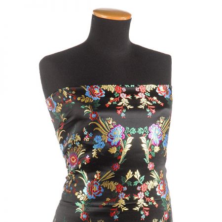 Brokát s folklórním motivem květů černý