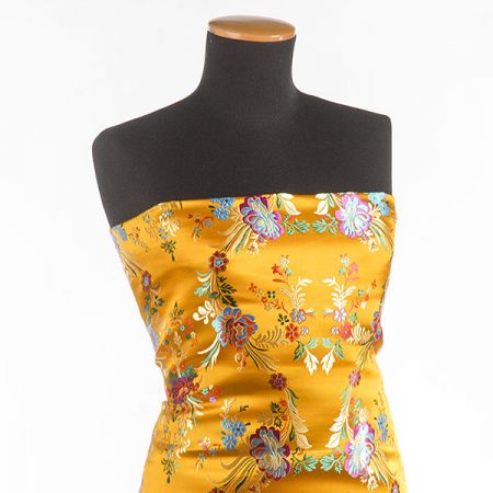 Brokát s folklŕním motivem květů okrově žlutý