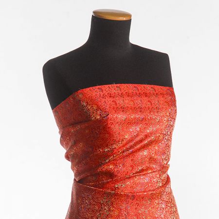 Brokát orientální jemný květinový vzor červený